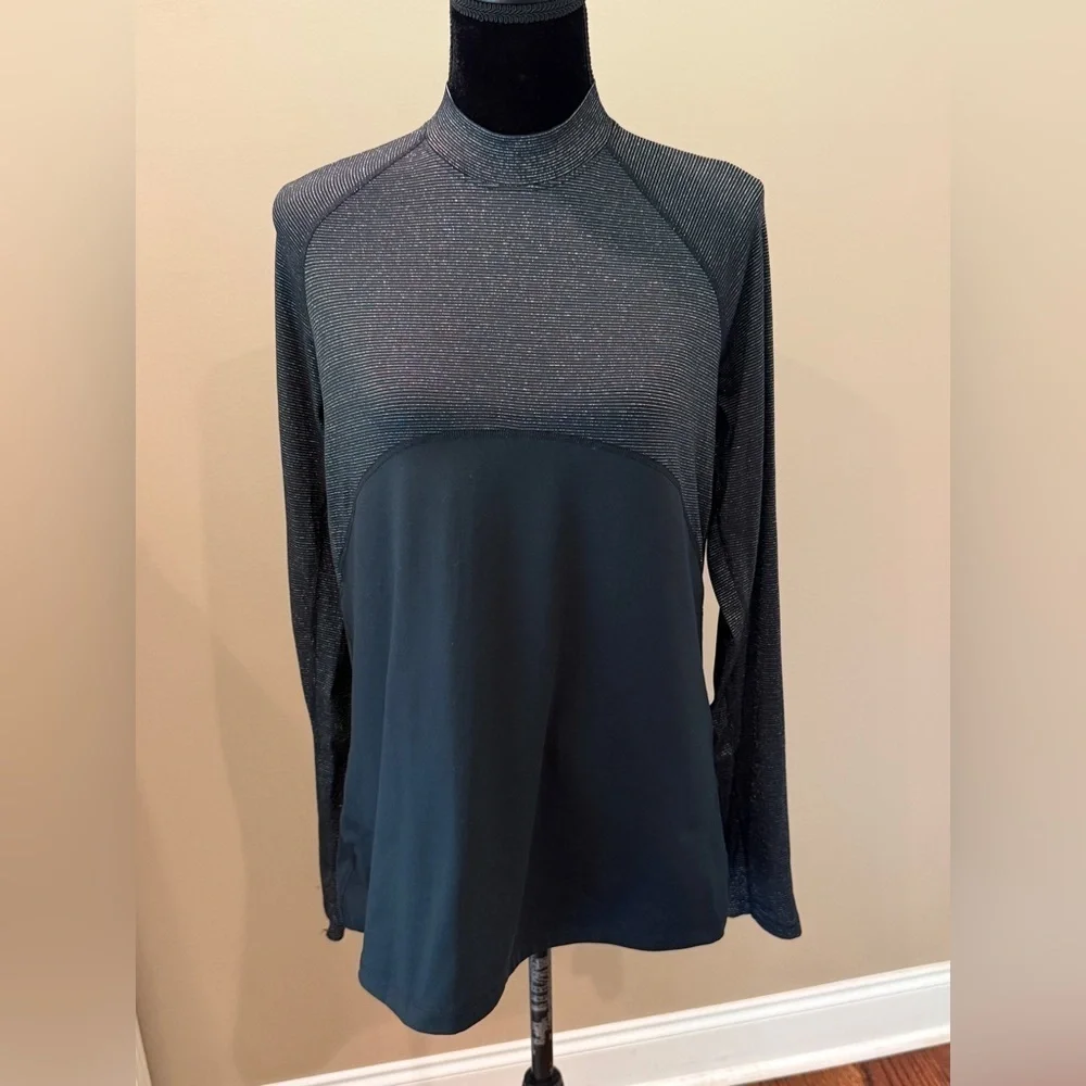 Women’s NWT NIKE Pro Dri-Fit Black/Gold metallic long sleeve top. Size XL
